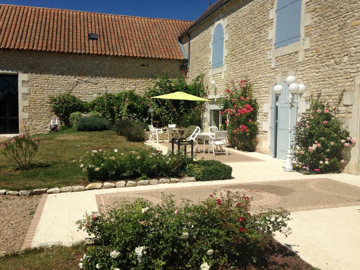 Les Clos Bleus Neuville-du-Poitou Exterior photo