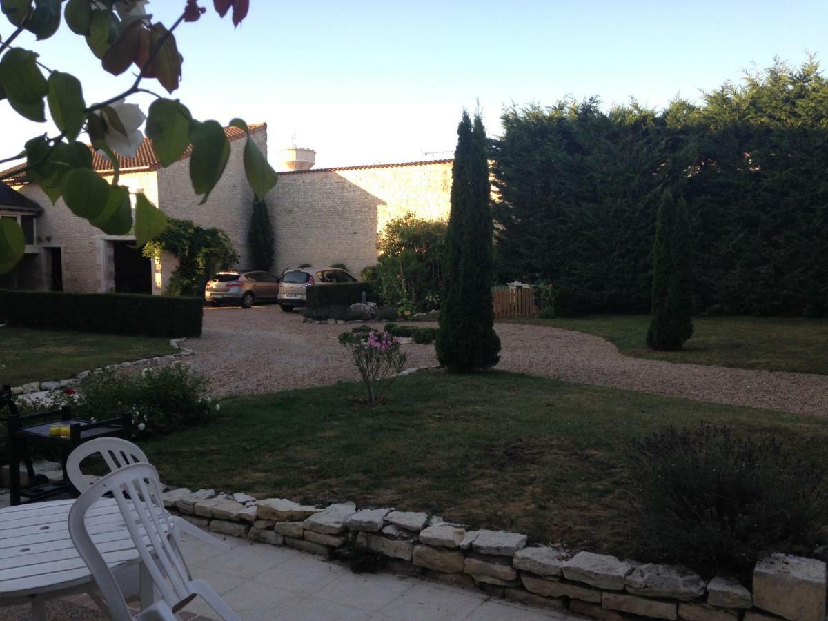 Les Clos Bleus Neuville-du-Poitou Exterior photo