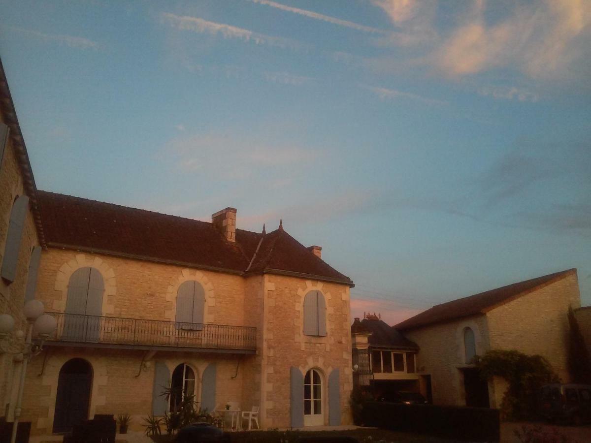 Les Clos Bleus Neuville-du-Poitou Exterior photo